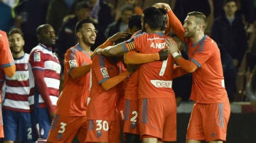 Zahibo es felicitado tras marcar ante el Granada