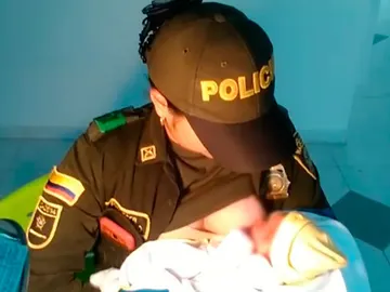 Policía amamanta al bebé Policía amamanta al bebé