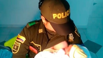 Policía amamanta al bebé