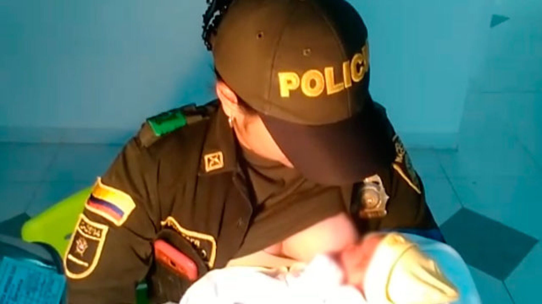 Polic&iacute;a amamanta al beb&eacute;