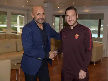 Luciano Spalletti saludando a Totti Luciano Spalletti saludando a Totti