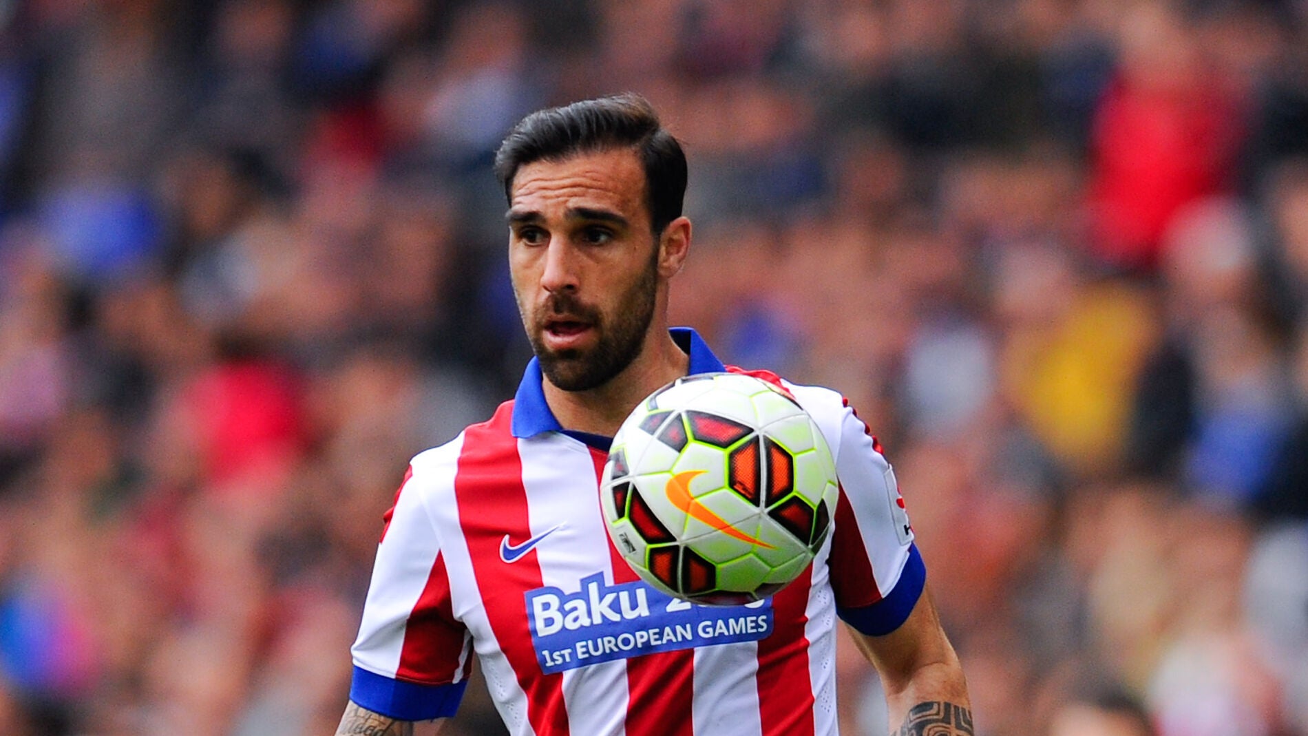 Jes&uacute;s G&aacute;mez, controla el bal&oacute;n con tranquilidad en el partido de Liga ante el Espanyol