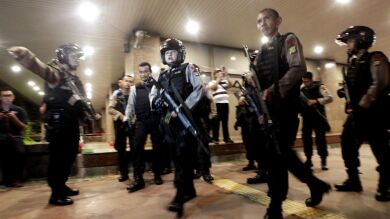 Al menos siete muertos tras varias explosiones en el centro de Yakarta