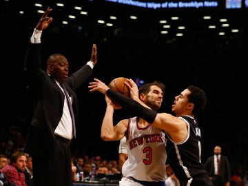 José Manuel Calderón intenta pasar el balón ante la defensa de Shane Larkin