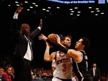 José Manuel Calderón intenta pasar el balón ante la defensa de Shane Larkin José Manuel Calderón intenta pasar el balón ante la defensa de Shane Larkin