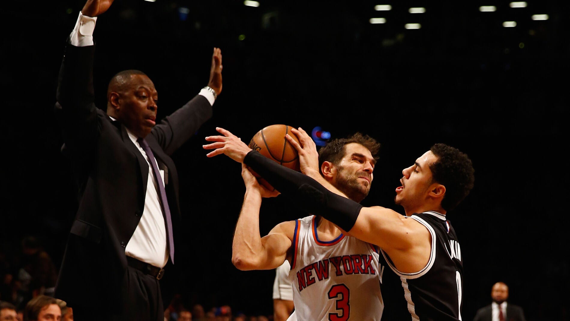 Jos&eacute; Manuel Calder&oacute;n intenta pasar el bal&oacute;n ante la defensa de Shane Larkin