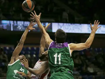 Demarcus Nelson y el alero Daniel Díez defiende una acción Demarcus Nelson y el alero Daniel Díez defiende una acción