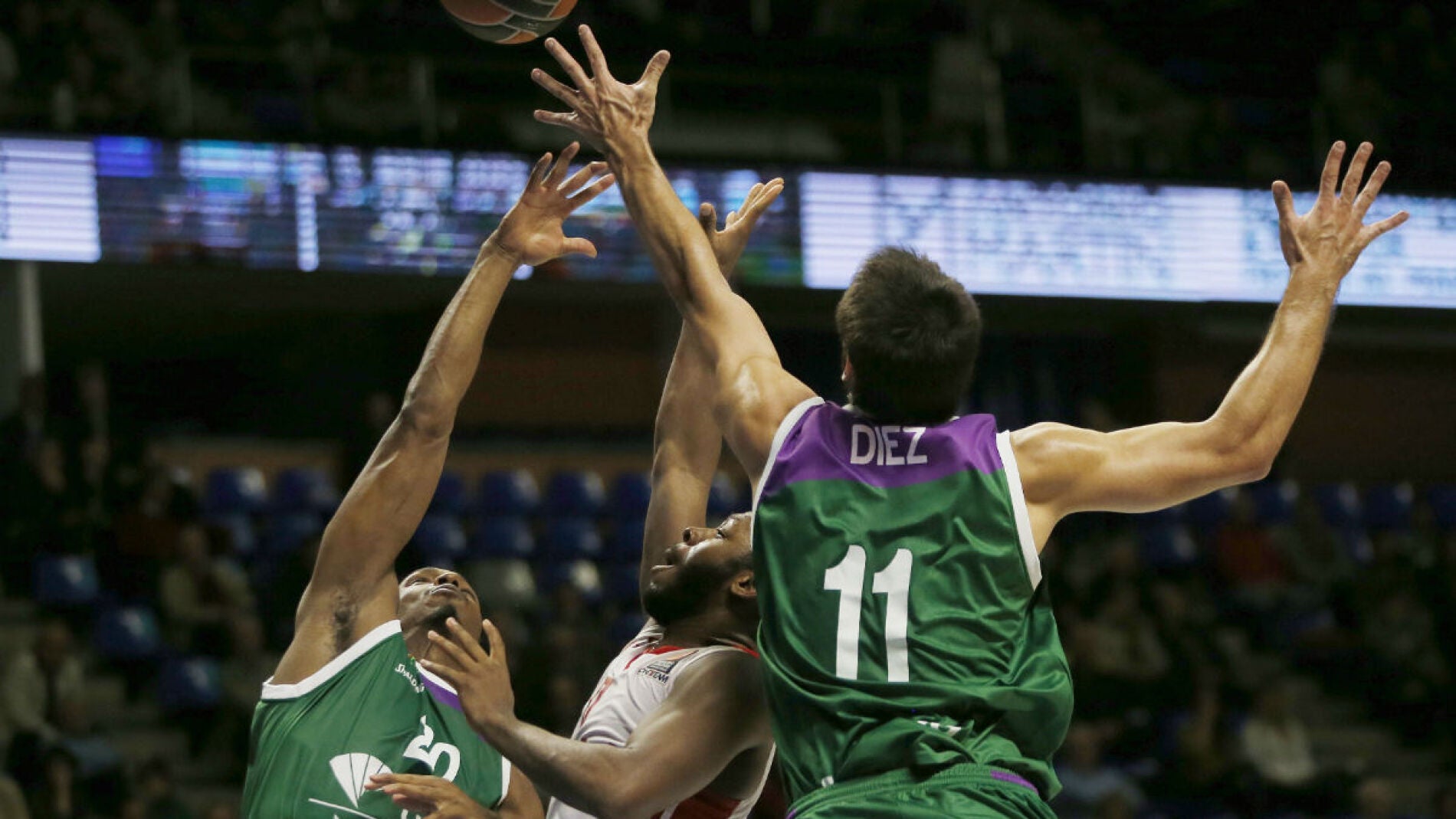 Demarcus Nelson y el alero Daniel D&iacute;ez defiende una acci&oacute;n