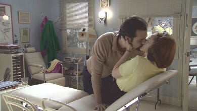  Amar C763 - Lucas y Loli se besan