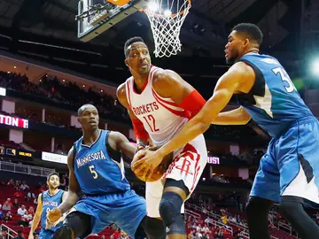 Dwight Howard pelea en la pintura ante la defensa de Towns Dwight Howard pelea en la pintura ante la defensa de Towns