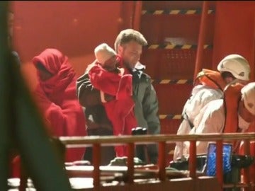 Localizan una patera con 26 personas al noreste de la isla de Alborán