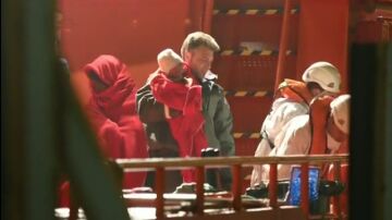 Localizan una patera con 26 personas al noreste de la isla de Alborán