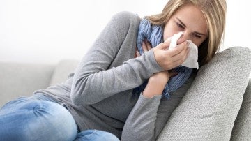 Una mujer sufre la gripe