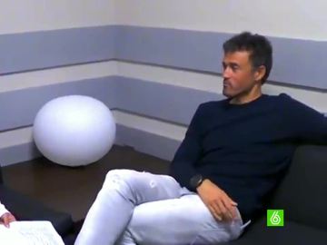 Luis Enrique hablando con una estudiante de periodismo