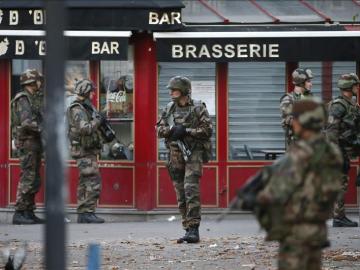 Soldados y policías participan en la operación en Saint Denis