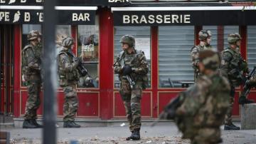 Soldados y policías participan en la operación en Saint Denis