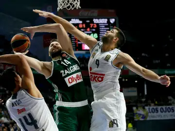 Ayón y Reyes defienden una acción Ayón y Reyes defienden una acción