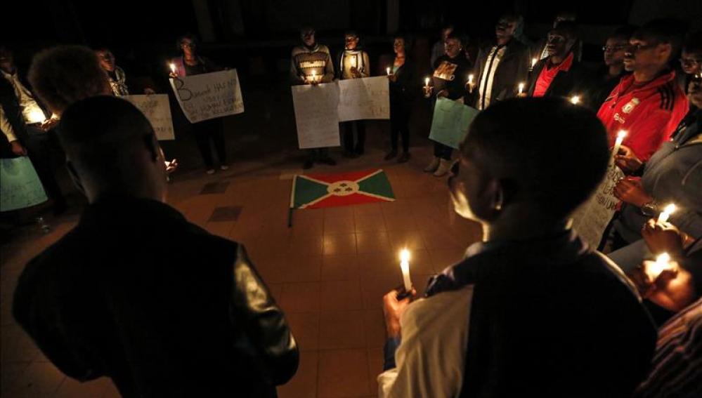 Estudiantes participan en una vigilia por los muertos en unos enfrentamientos en Buyumbura
