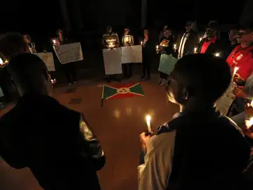 Estudiantes participan en una vigilia por los muertos en unos enfrentamientos en Buyumbura Estudiantes participan en una vigilia por los muertos en unos enfrentamientos en Buyumbura