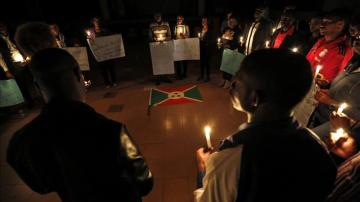 Estudiantes participan en una vigilia por los muertos en unos enfrentamientos en Buyumbura