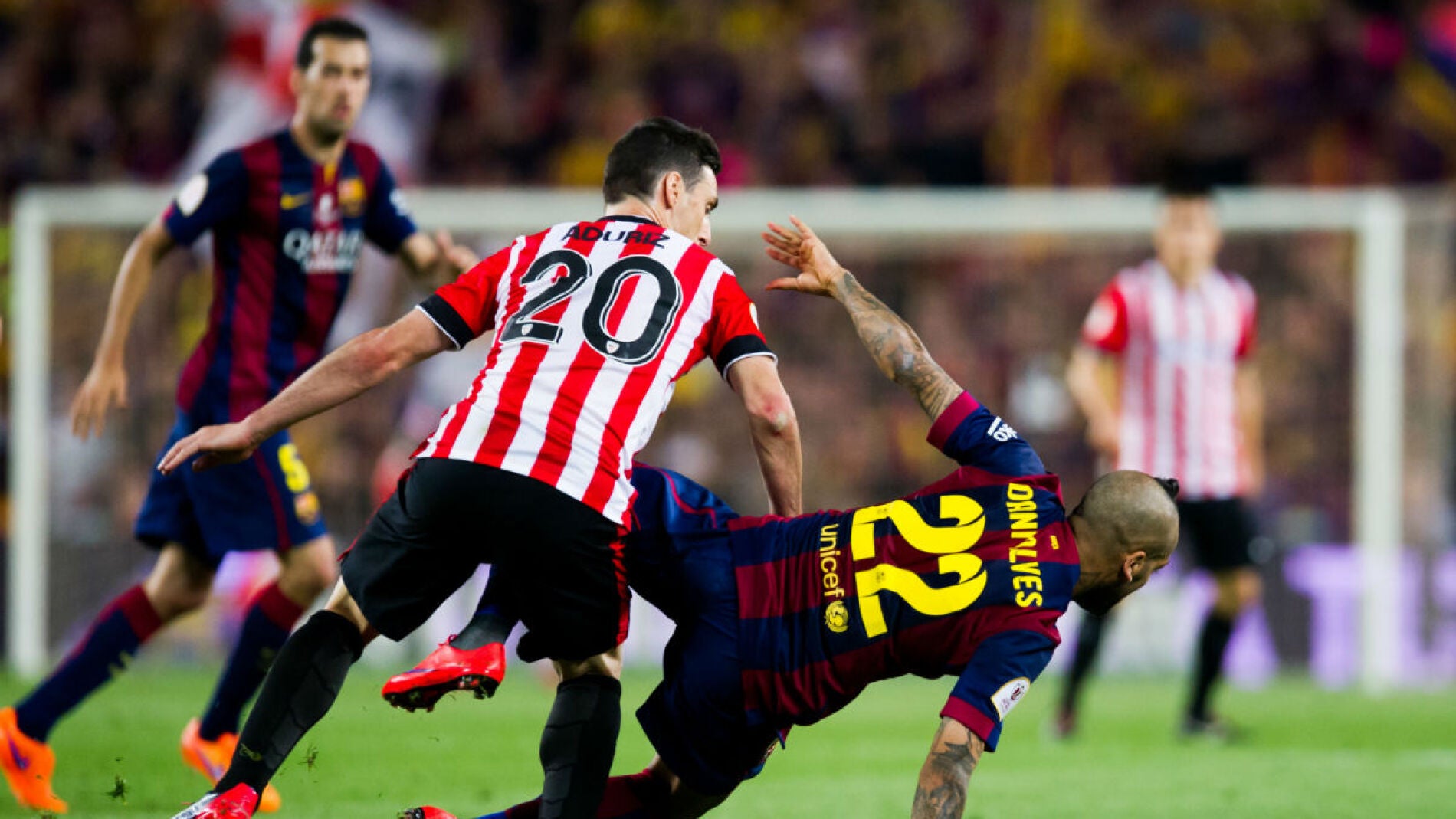 Aduriz pelea por un bal&oacute;n con Dani Alves