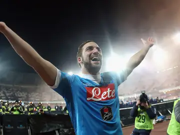 Gonzalo Higuaín celebra el triunfo del Nápoles Gonzalo Higuaín celebra el triunfo del Nápoles