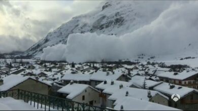 Una impresionante avalancha sepulta parte de un pueblo de Suiza