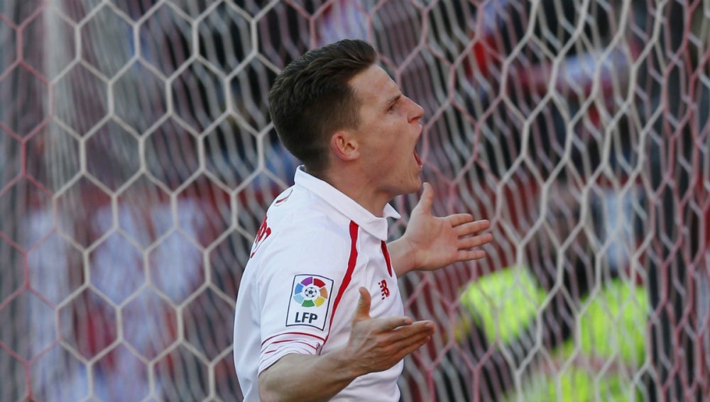 Gameiro celebra un gol con el Sevilla