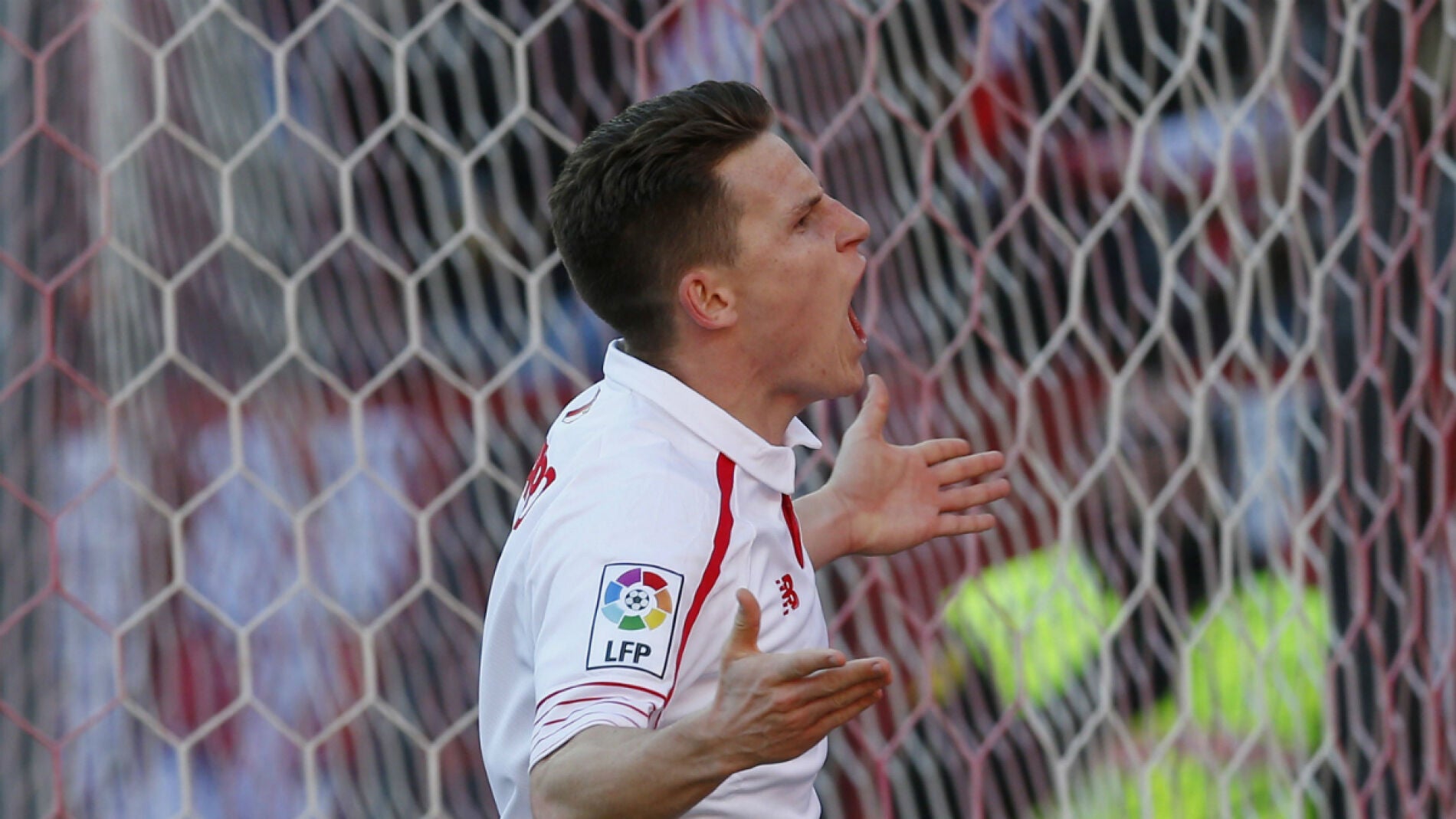 Gameiro celebra un gol con el Sevilla