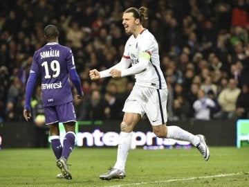 Ibrahimovic celebra un gol frente al Tolouse