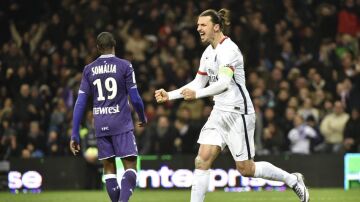 Ibrahimovic celebra un gol frente al Tolouse