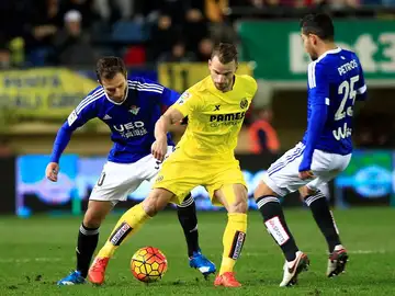 Soldado intenta regatear a Petros en el partido ante el Betis Soldado intenta regatear a Petros en el partido ante el Betis