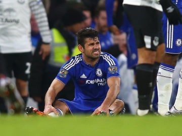 Diego Costa se duele de la espinilla en el partido frente al Everton