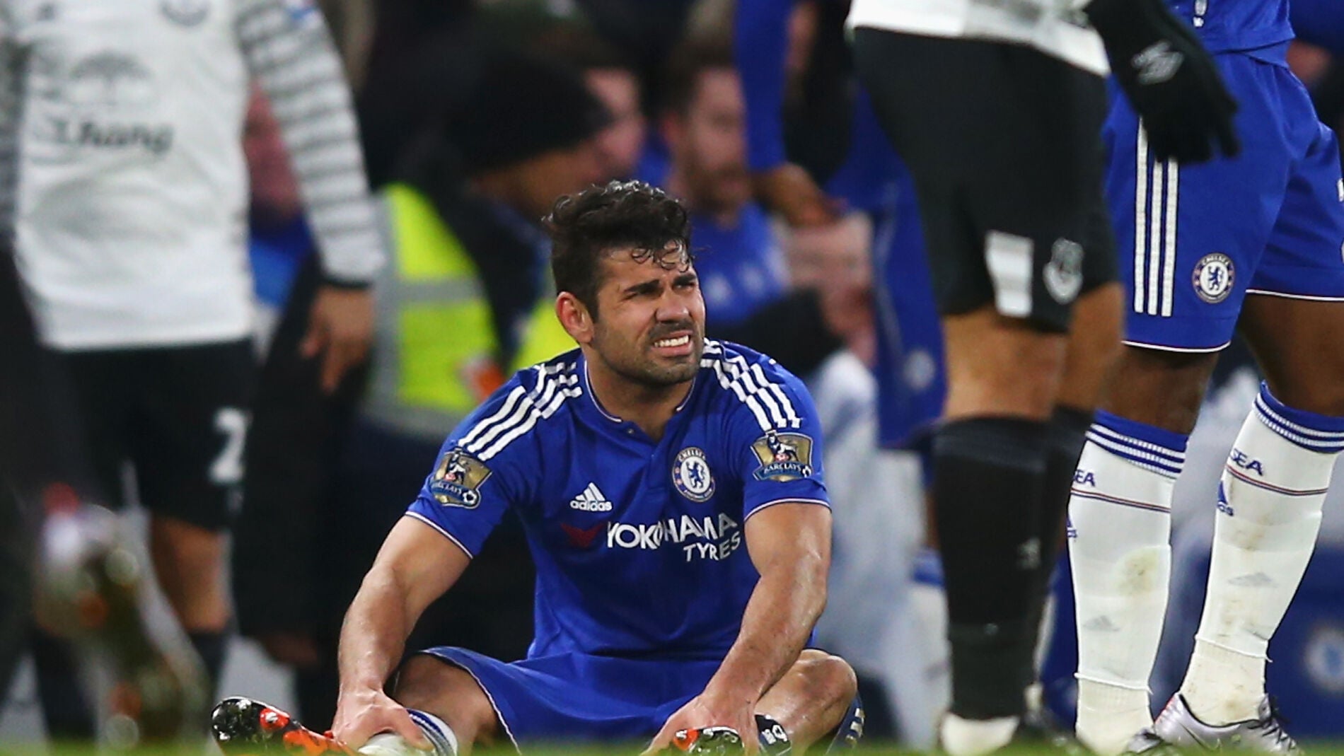 Diego Costa se duele de la espinilla en el partido frente al Everton