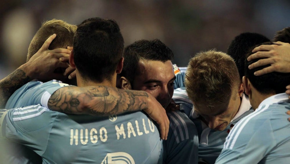 Los jugadores del Celta festejan un tanto