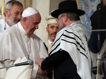 El Papa visita por primera vez la sinagoga de Roma