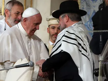 El Papa visita por primera vez la sinagoga de Roma El Papa visita por primera vez la sinagoga de Roma