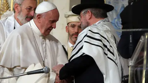 El Papa visita por primera vez la sinagoga de Roma El Papa visita por primera vez la sinagoga de Roma