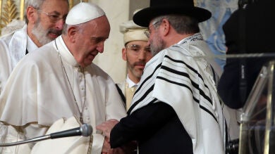 El Papa Francisco clama contra la violencia durante su visita al Templo Mayor de Roma