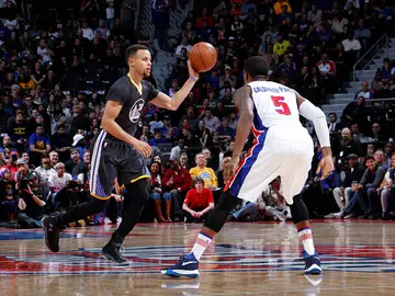 Stephen Curry conduce el balón ante la defensa de Caldwell-Pope Stephen Curry conduce el balón ante la defensa de Caldwell-Pope