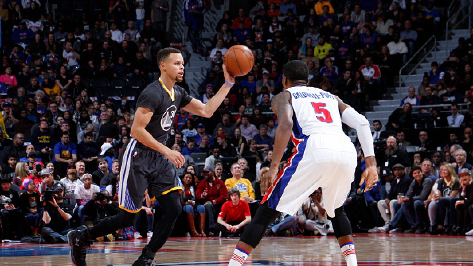 Stephen Curry conduce el bal&oacute;n ante la defensa de Caldwell-Pope