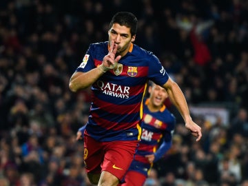 Luis Suárez celebra su 'hat trick' ante el Athletic