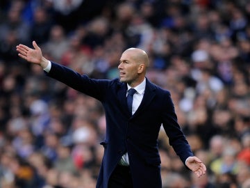 Zidane dirigiendo al Real Madrid frente al Sporting de Gijón Zidane dirigiendo al Real Madrid frente al Sporting de Gijón