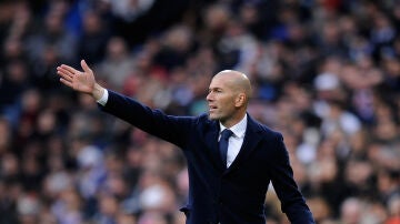 Zidane dirigiendo al Real Madrid frente al Sporting de Gijón
