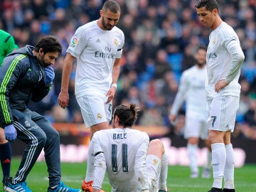 Bale se duele en el césped, ante la mirada de Benzema y Cristiano