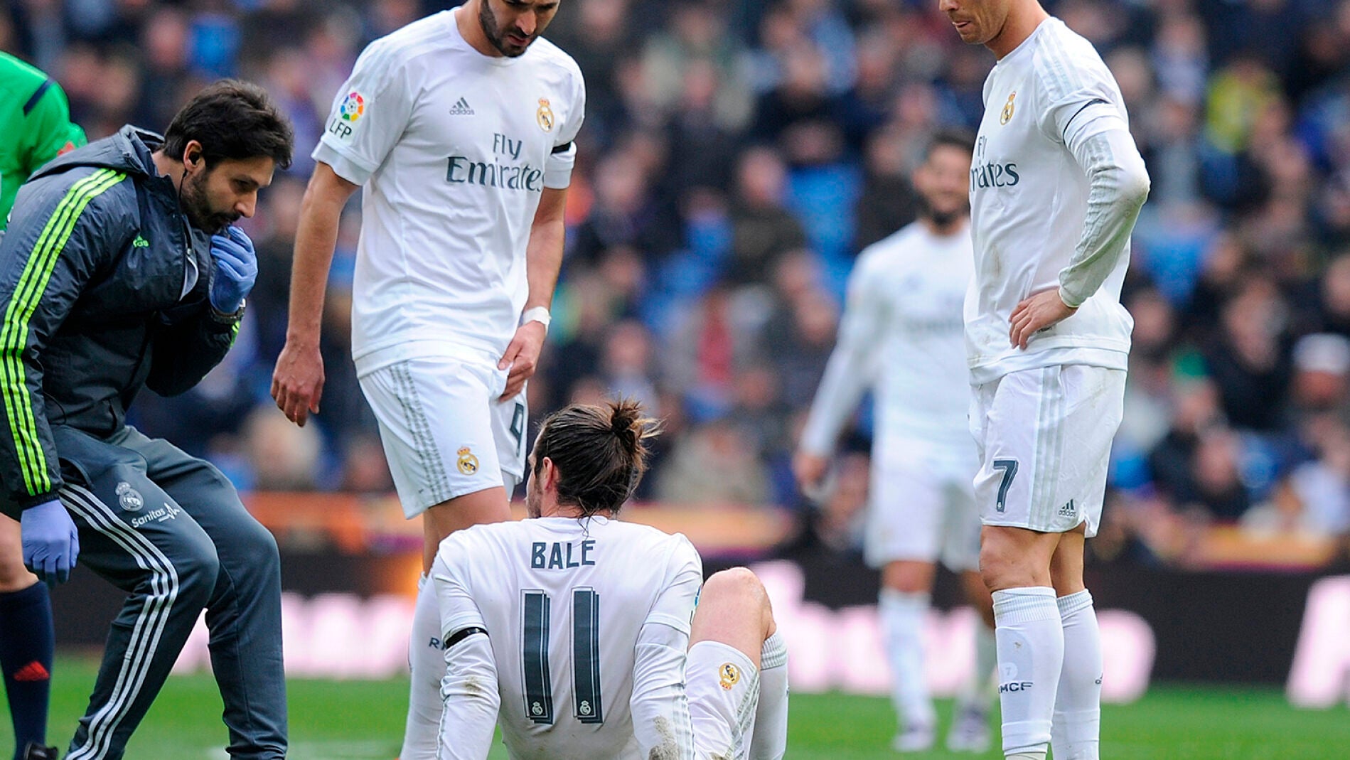 Bale se duele en el c&eacute;sped, ante la mirada de Benzema y Cristiano
