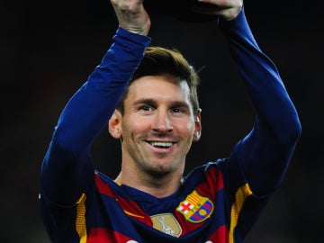 Leo Messi ofrece su quinto Balón de Oro al Camp Nou Leo Messi ofrece su quinto Balón de Oro al Camp Nou