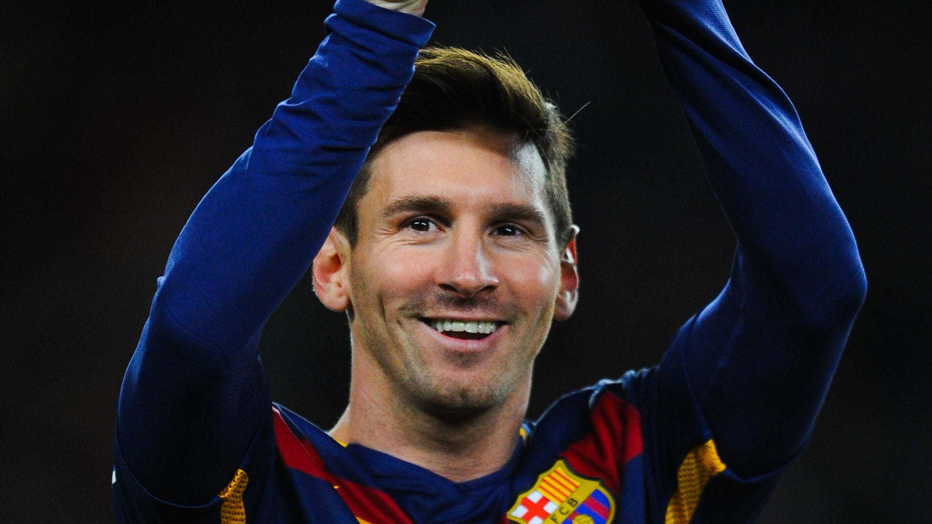 Leo Messi ofrece su quinto Bal&oacute;n de Oro al Camp Nou