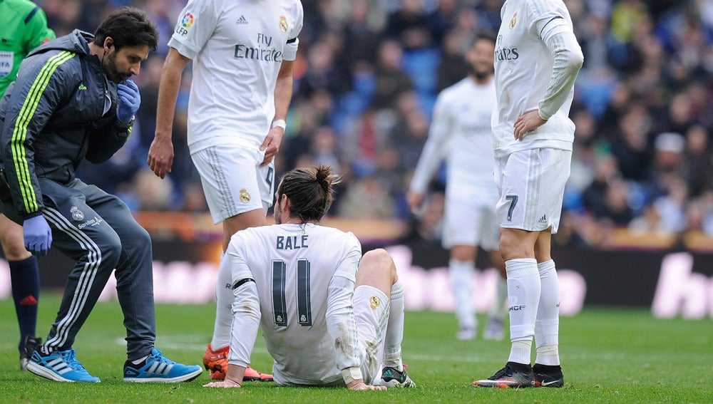Bale se duele en el césped, ante la mirada de Benzema y Cristiano