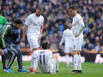 Bale se duele en el césped, ante la mirada de Benzema y Cristiano